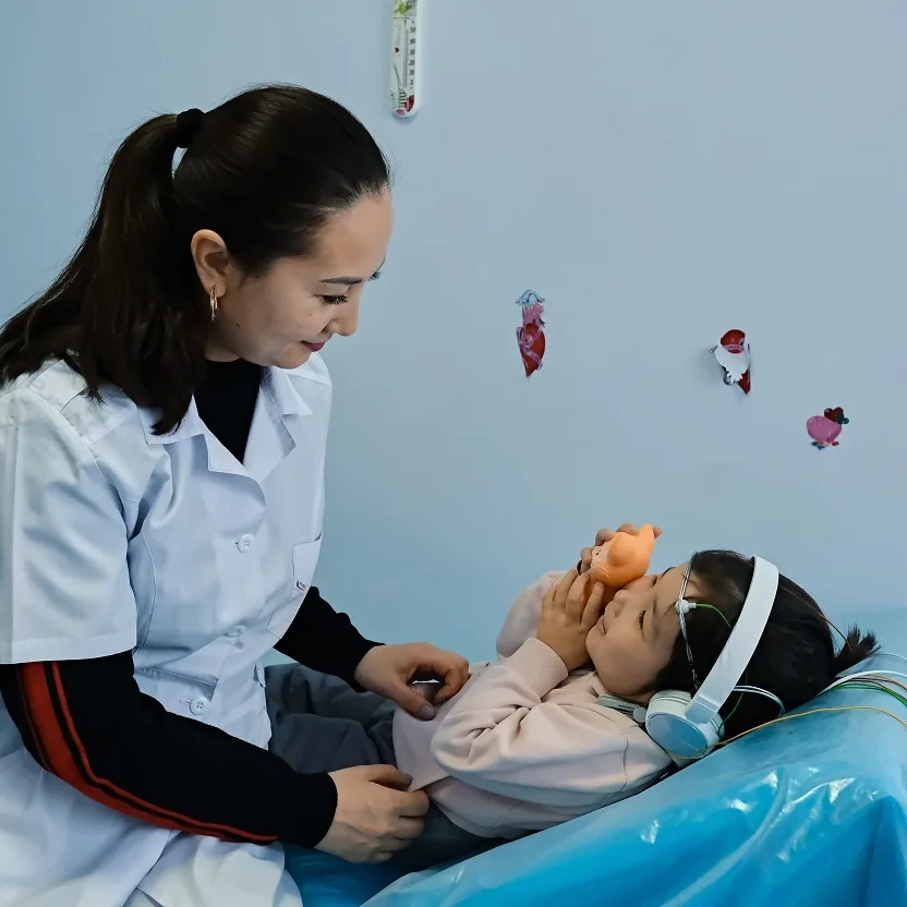 Врач клиники AsylBota проводит сеанс БАК ребёнку